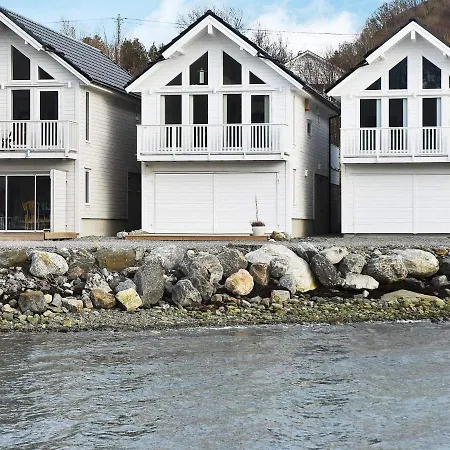 10 Person In Brattvåg