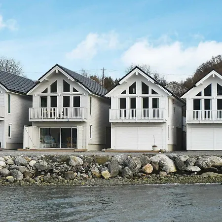 10 Person In Brattvåg