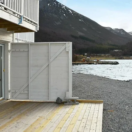 10 Person In * Brattvåg