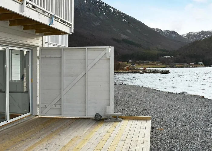 10 Person In * Brattvåg